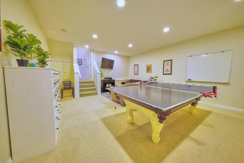 Casa Pura Vida Hot Tub, Pool & Ping Pong Tables W Backyard & Bbq Calgary