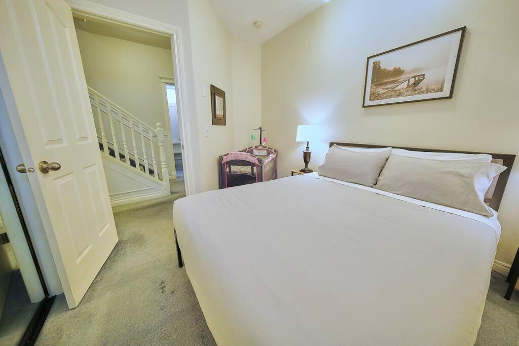 Casa Pura Vida Hot Tub, Pool & Ping Pong Tables W Backyard & Bbq Apartment Calgary