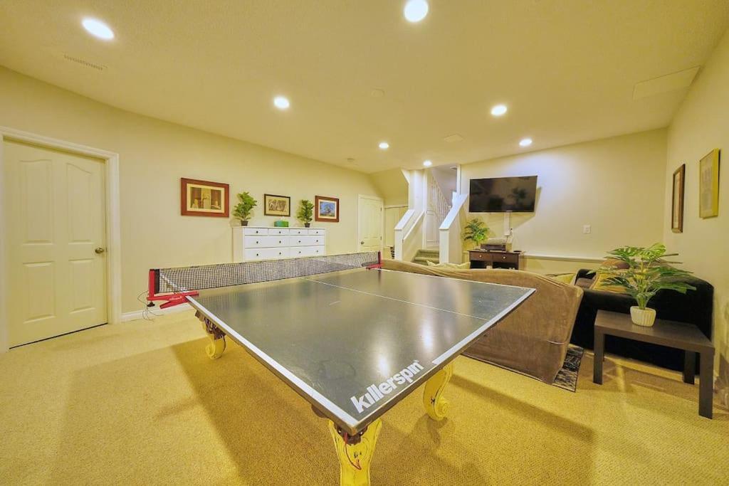 Apartment Casa Pura Vida Hot Tub, Pool & Ping Pong Tables W Backyard & Bbq Calgary