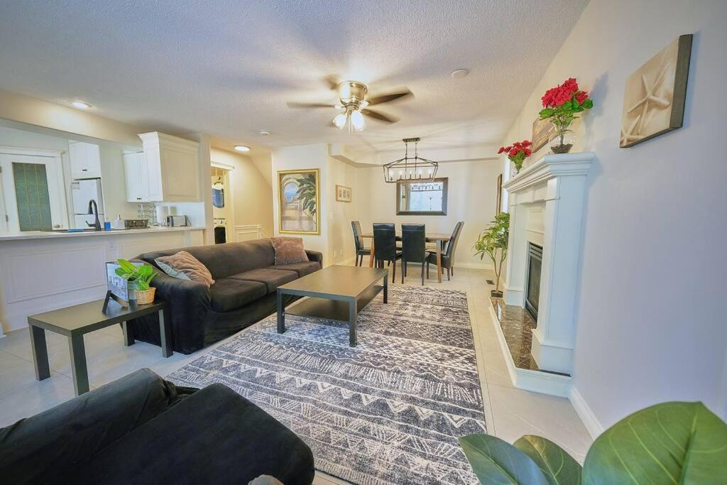 Casa Pura Vida Hot Tub, Pool & Ping Pong Tables W Backyard & Bbq Apartment Calgary