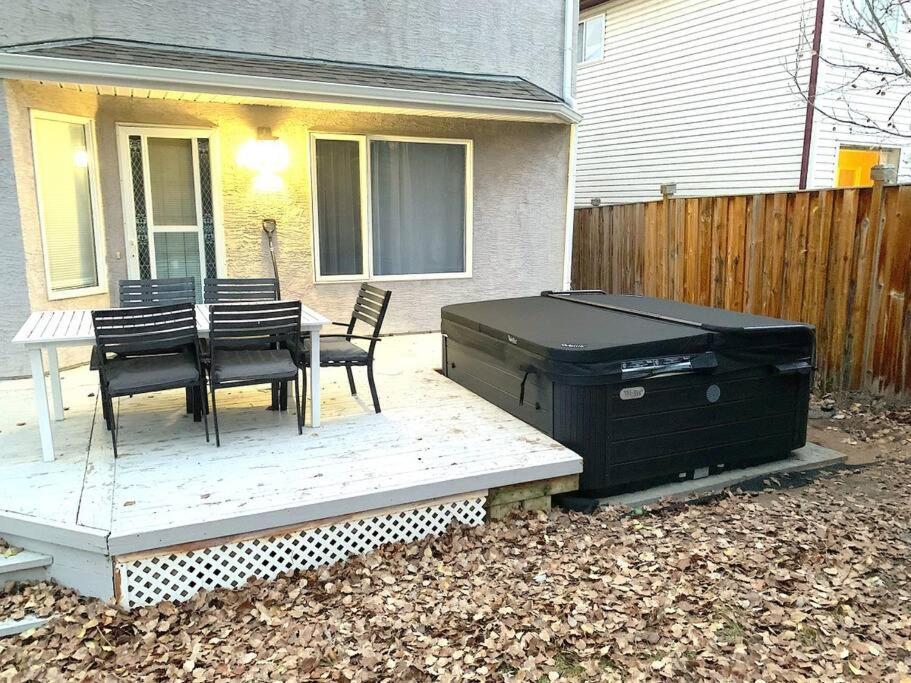 Casa Pura Vida Hot Tub, Pool & Ping Pong Tables W Backyard & Bbq