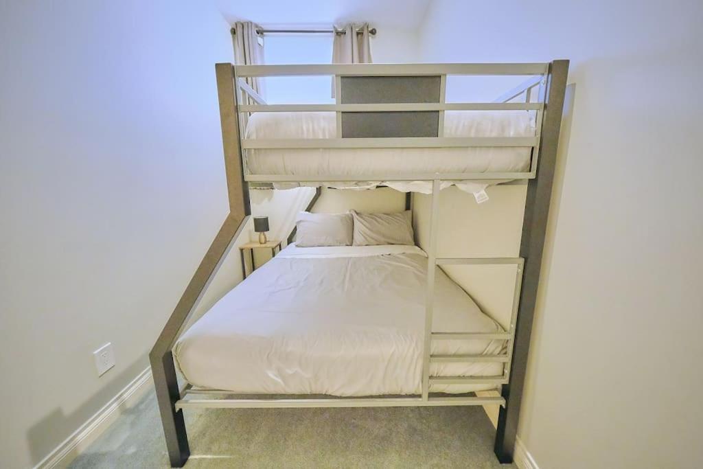 Casa Pura Vida Hot Tub, Pool & Ping Pong Tables W Backyard & Bbq Apartment Calgary