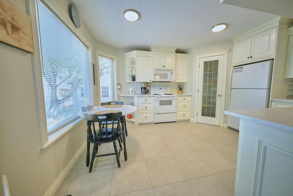 Casa Pura Vida Hot Tub, Pool & Ping Pong Tables W Backyard & Bbq Calgary