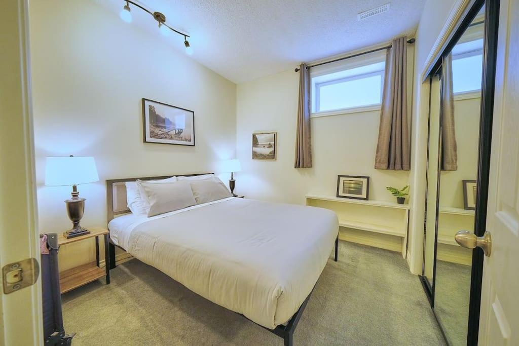 Casa Pura Vida Hot Tub, Pool & Ping Pong Tables W Backyard & Bbq * Calgary