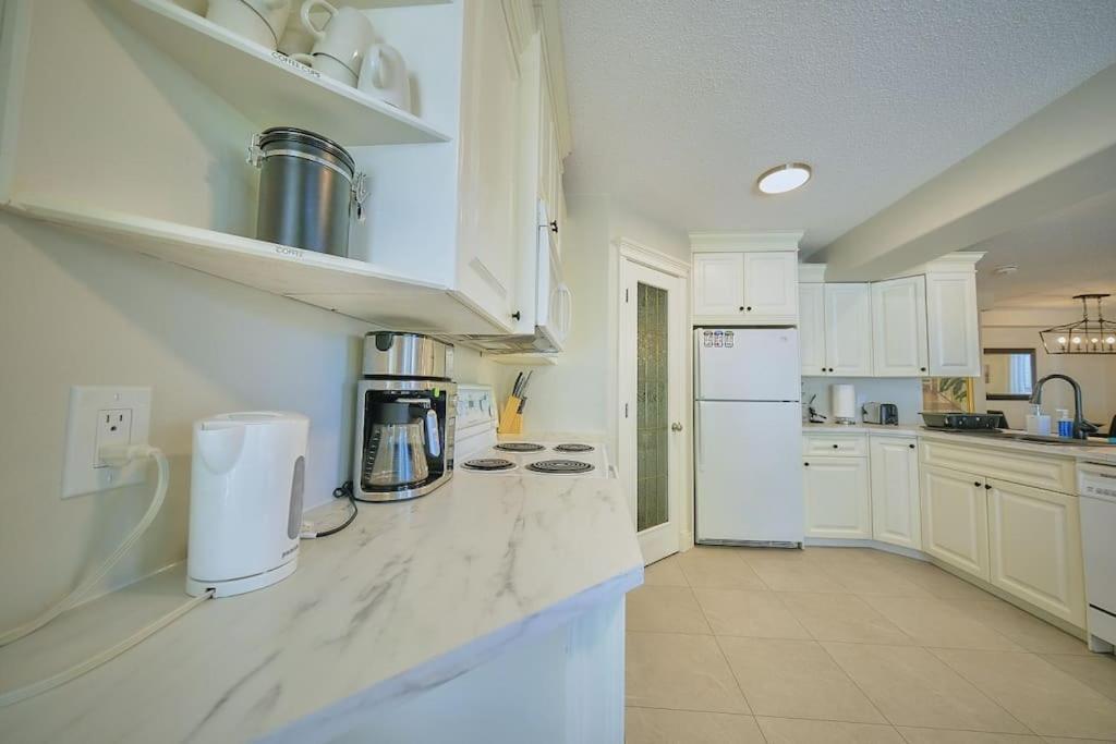 Apartment Casa Pura Vida Hot Tub, Pool & Ping Pong Tables W Backyard & Bbq Calgary