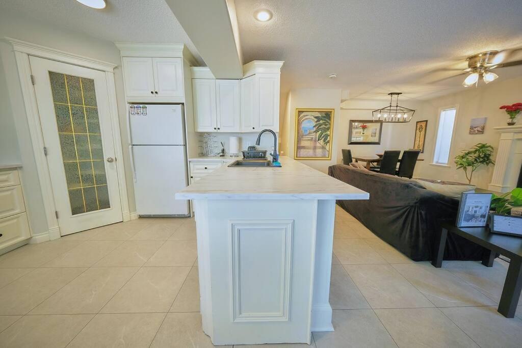 Casa Pura Vida Hot Tub, Pool & Ping Pong Tables W Backyard & Bbq Calgary