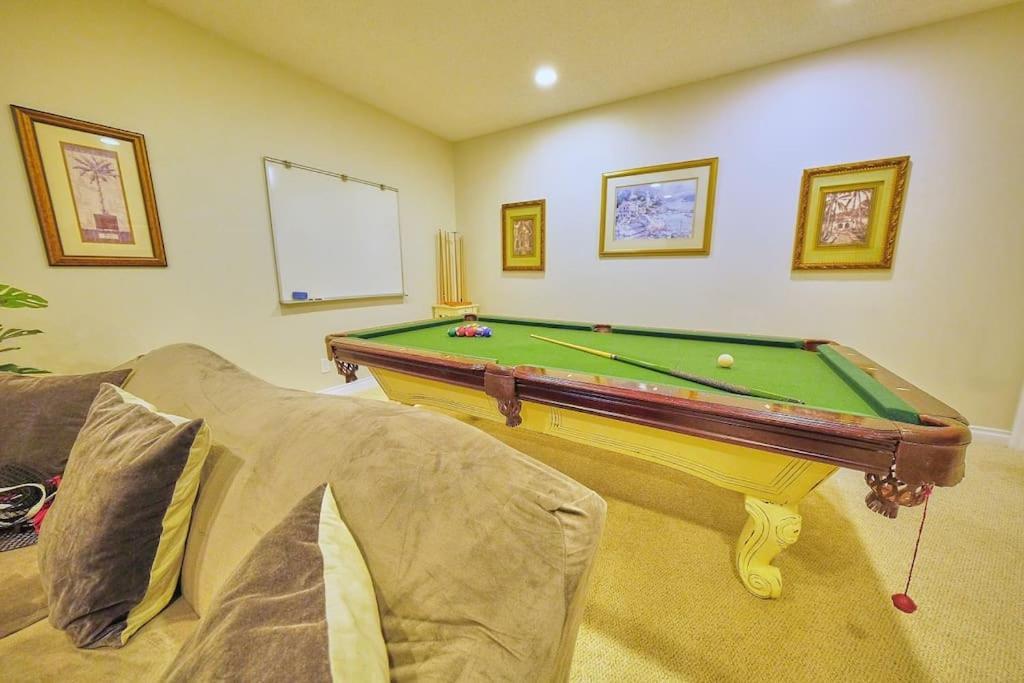 Casa Pura Vida Hot Tub, Pool & Ping Pong Tables W Backyard & Bbq * Calgary