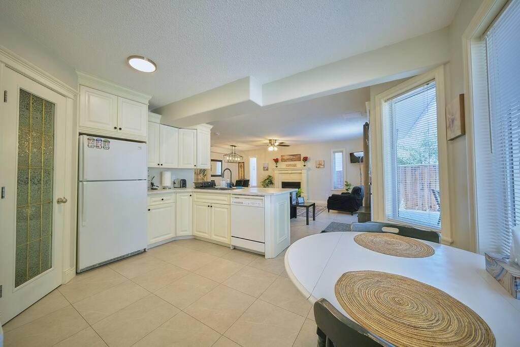 Casa Pura Vida Hot Tub, Pool & Ping Pong Tables W Backyard & Bbq Apartment *